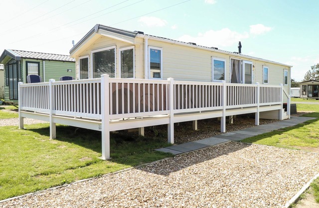 HAZELL THORNE HIDEAWAY, pet friendly, with pool in Fritton