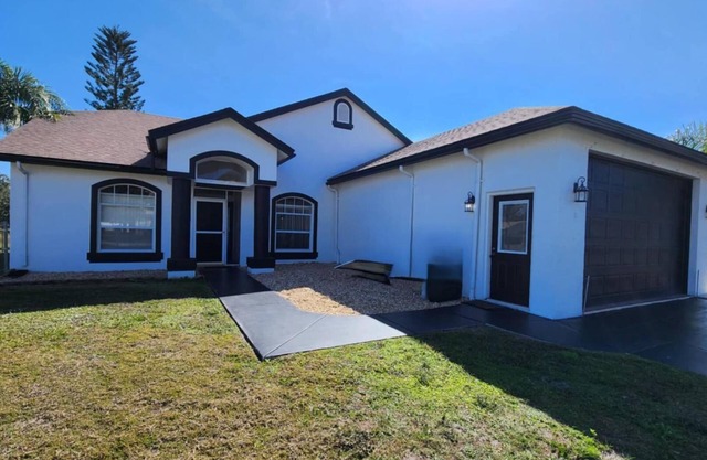Hazen House at River Ranch! Gorgeous Water Views! Sleeps 8!