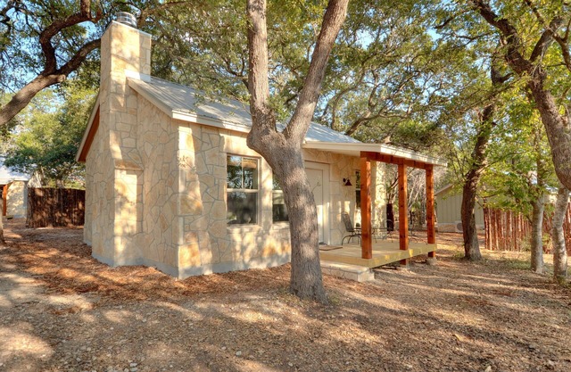 HCPL -Desert Willow I Cabin, wimberley