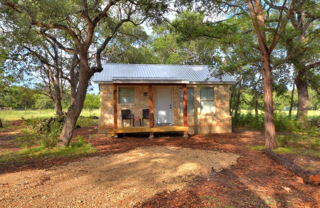 HCPL-Mockingbird I Cabin, Close to Wimbeley Square!