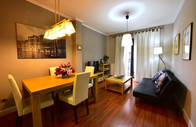 HEART IN THE BEST AREA. AIR CONDITIONING, FREE WIFI, OPTION GARAGE.