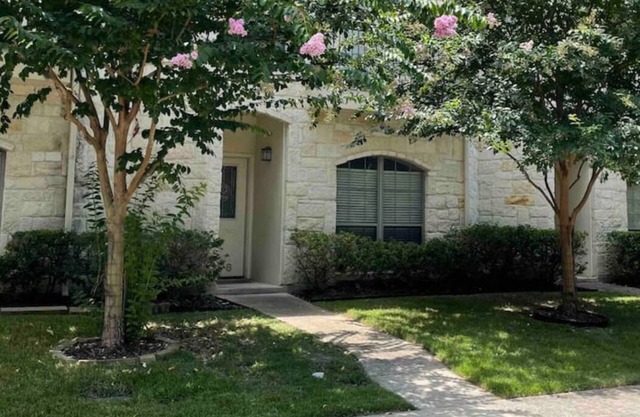 Heart of Boerne Townhome 4 min walk to Hill Country Mile, Cibolo Creek & more!