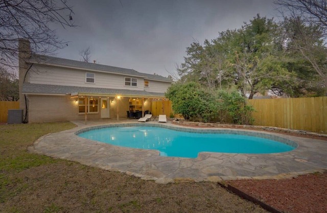 Heart of Dallas - Mansion with Backyard Pool Oasis