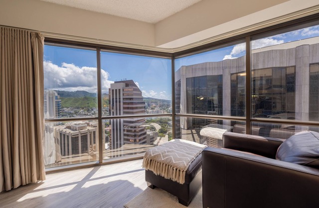 Heart of Downtown, Newly renovated Mountain View Suite, Full Kitchen Living Room