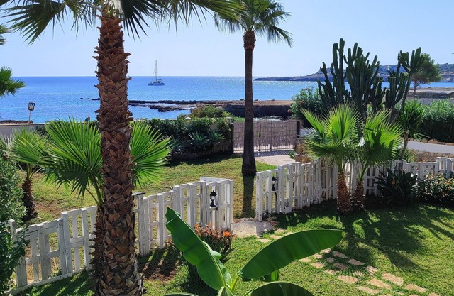 Heart of Ognina - Hibiscus - Apartment with garden facing the sea