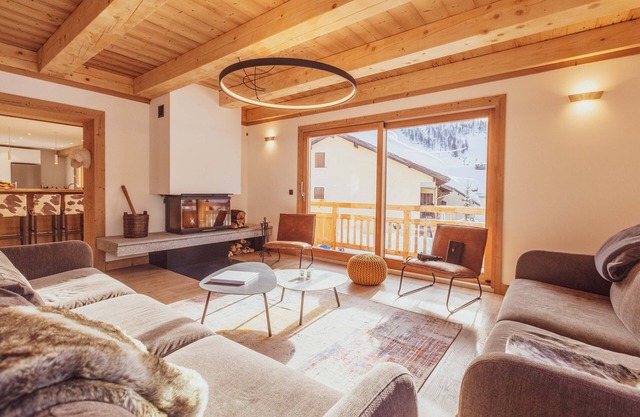 Heart of village 25 pers, feet of the tracks, sauna, jacuzzi, billiard, terrace