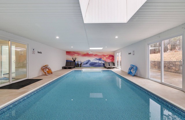 Heated Indoor Pool! MODERN 6BD/5BA HOUSE!