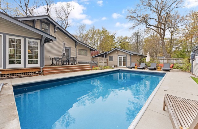 Heated pool and steps from downtown Saugatuck! Family-friendly retreat