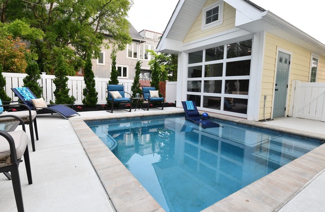 HEATED POOL! OPEN EARLY APRIL! Cabana! Dine Outside! 1.5 BLOCKS 2 BEACH & TOWN