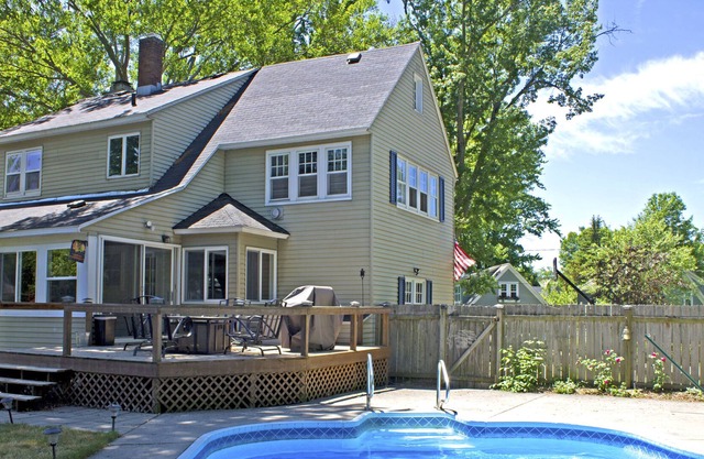 HEATED PRIVATE POOL and HOT TUB near Lake Macatawa