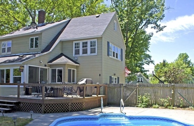 HEATED PRIVATE POOL and HOT TUB near Lake Macatawa