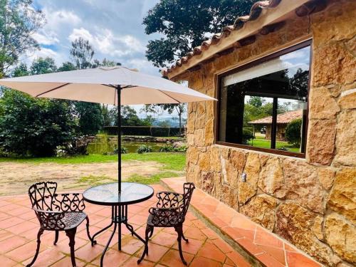 Hermosa cabaña campestre con jacuzzi y lago