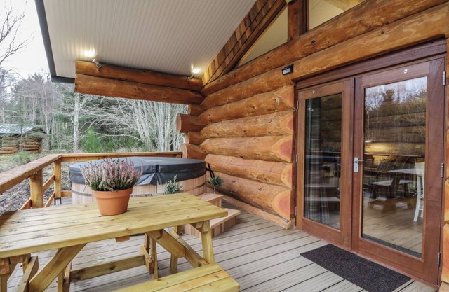 HERON LODGE, pet friendly, with hot tub in North Kessock And Kilmuir