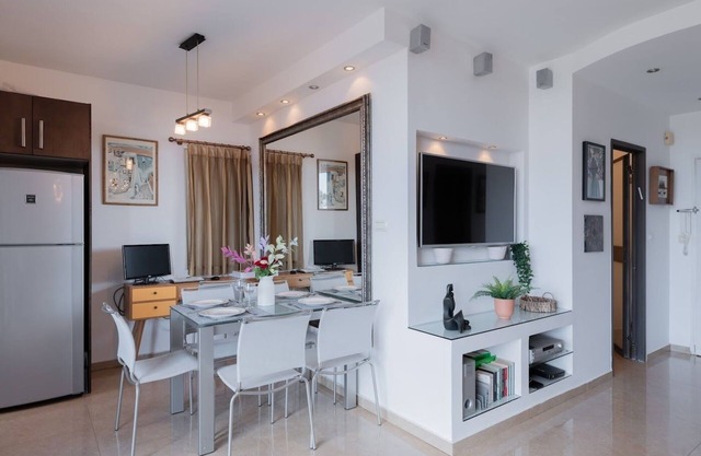 Herzlia Pituah apartment with Pool, by the Acadia Beach!