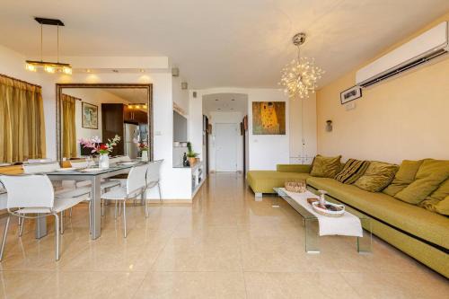 Herzliya Pituach Apartment with Pool, by the Beach