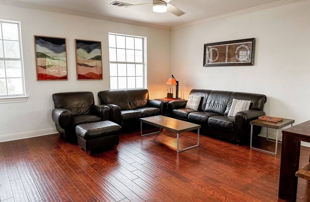 Hestia: Contemporary 3br Townhome in Austin with King, W/D, garage