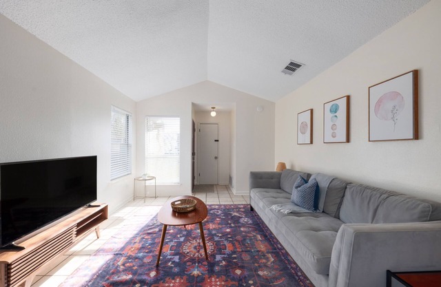 Hestia: Pet friendly, Awesome N. Austin location
