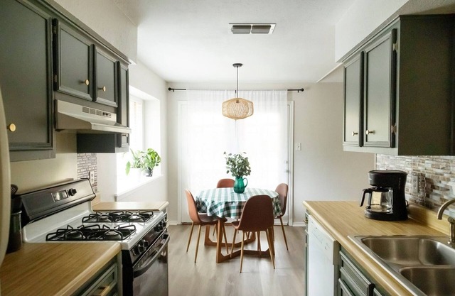 Hestia: Tropical Boho Haus in Leander + EV Charger