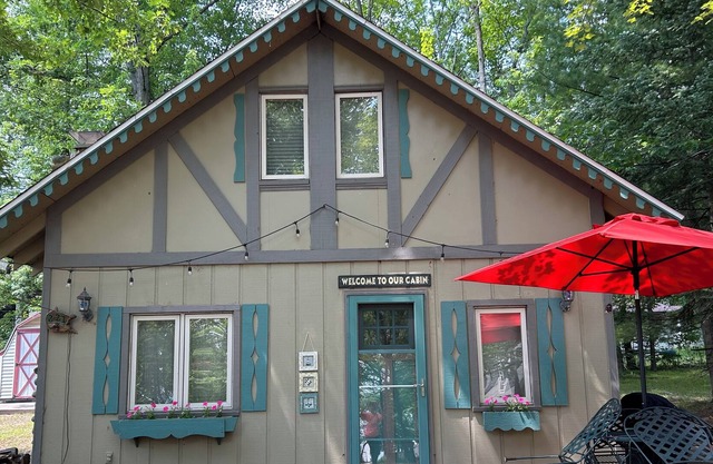 Hidden Bargain Gem. Steps to Higgins Lake!