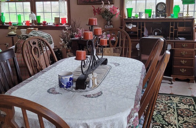 Hidden Gem, 2 BR 2 BA Sleeps 4, Wooded area . No Pets Parking for 1 car only