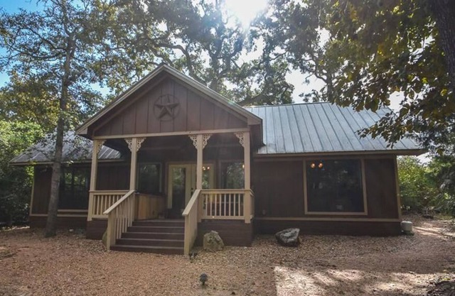 Hidden Grove Secluded Cabin features a Private Hot Tub at Scenic Hill Retreat