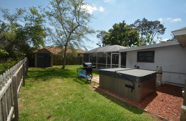 HIDDEN OASIS Spacious Pool Home with Florida Room and Hot Tub
