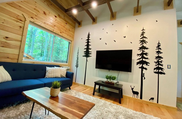 Hideout Home With 2 Minutes To Pool/Beach and Ski Lift