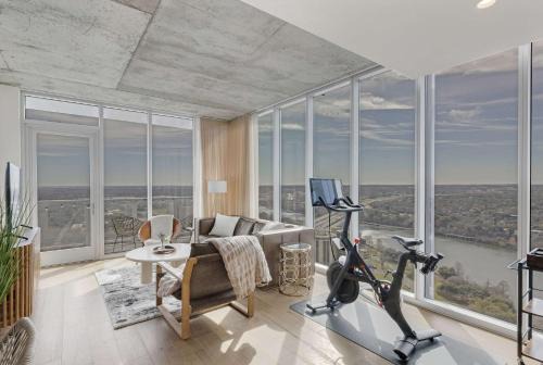 High Rise Luxury Condo with Lake & City Views