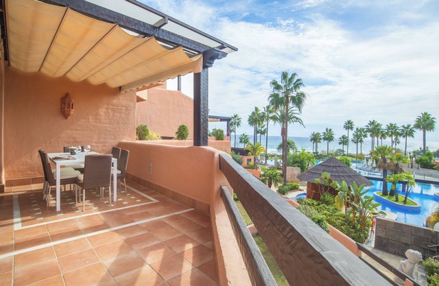 High standard beach front apartment with Sea View