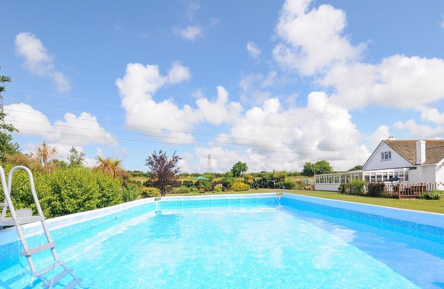HIGHER TREFULLOCK FARM, pet friendly, with pool in Summercourt