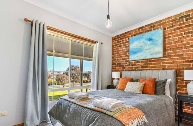 Highfields - Rural Entertainer with Valley Views