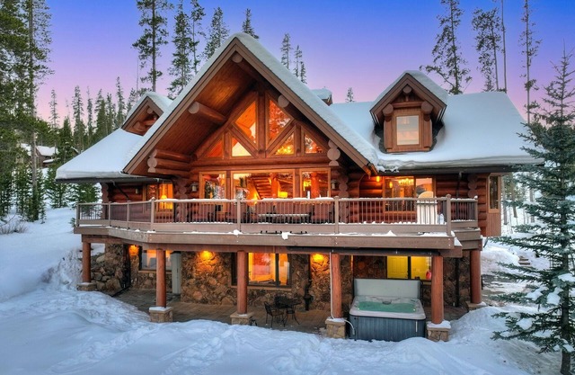 Highlands Treehouse with Shuffleboard & Private Hot Tub! Golf Course and Mountain Views!