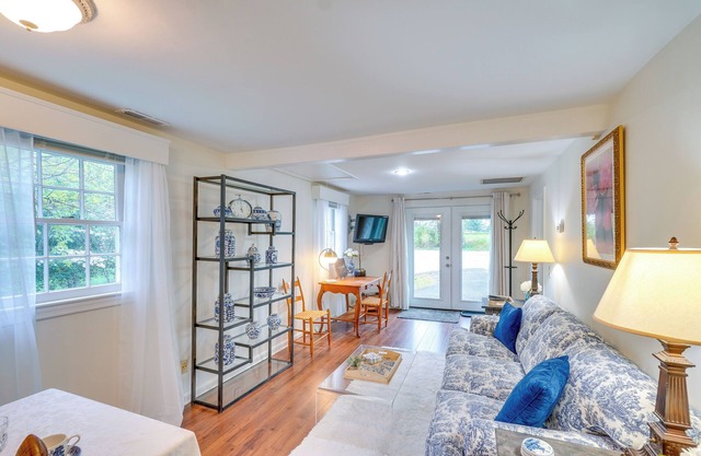 Hike, Sip & Explore: Charming Waterford Cottage!