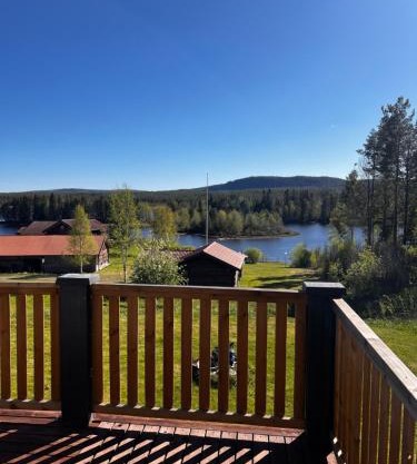 Hildas Hus with river view and spa