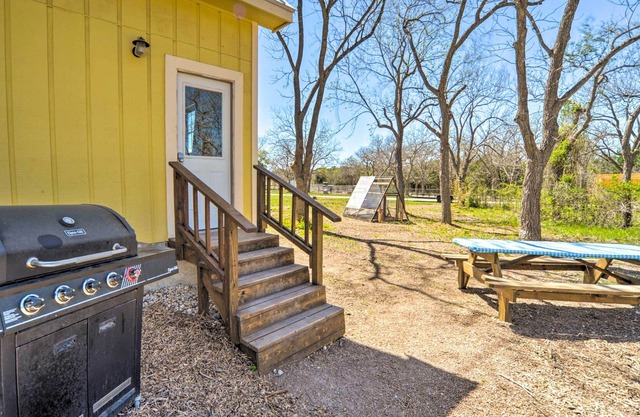 'Hill Country Bunk Retreat' w/ Farm Animals!