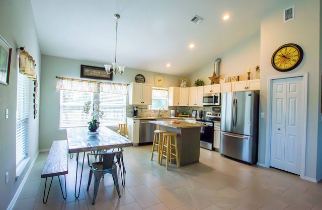 Hill Country Hospitality - farmhouse on 20 beautiful, nature-filled acres!