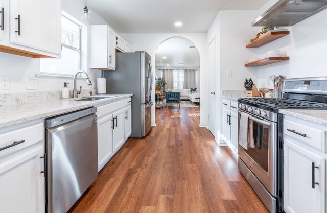 Hill Country Home - 15 Minutes to Austin - 10 Minutes to Domain