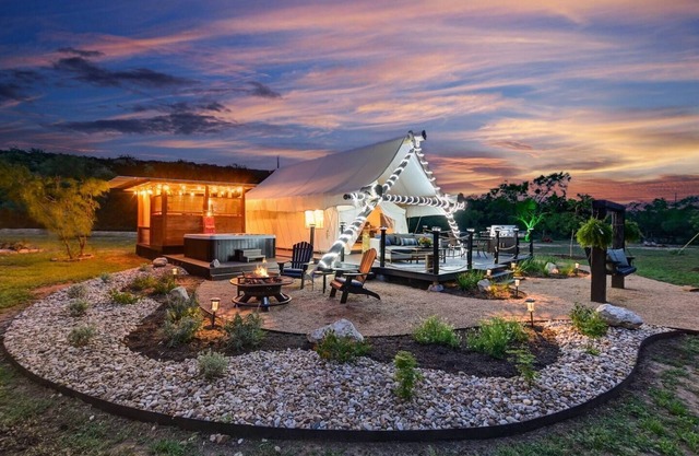 Hill Country River Yurt, Hot Tub,Kayaks, Movie Projector, Outside Projector
