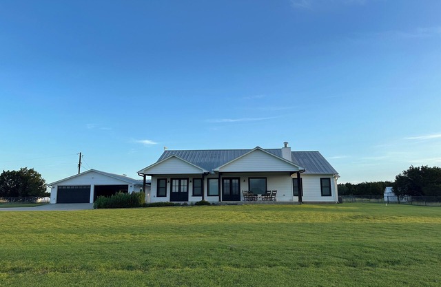 Hill Country Tranquility - 3 bedroom Farmhouse in Bertram on a cattle farm