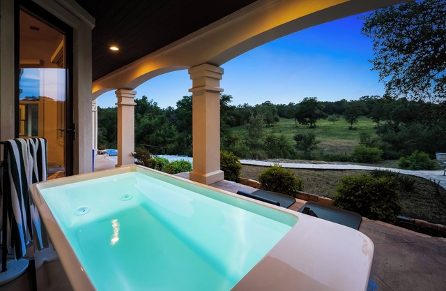 Hill Country Views w/cold plunge, sauna, fire pit, grill on 10 acres!