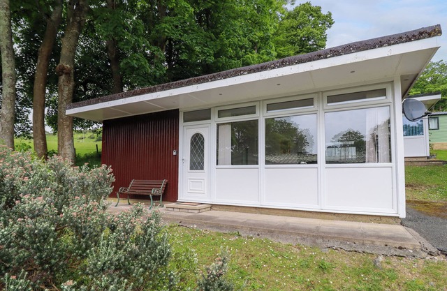 HILL VIEW, pet friendly, with a garden in Tywyn