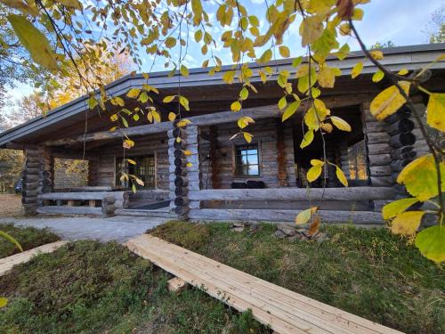 Hillavilla in the shores of lake Inari