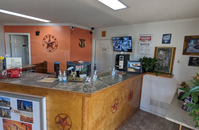 Hillcrest Inn & Suites