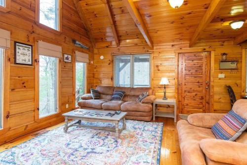 Hillside Loft with Hot Tub Red River