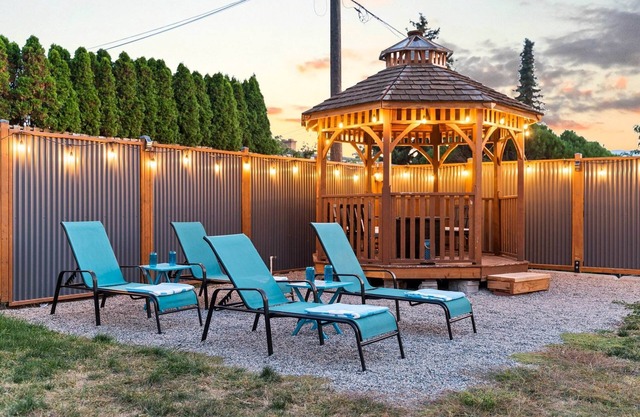 Hillside Vacation Suite - AC - Washer/Dryer - Big Outdoor Space - Quiet