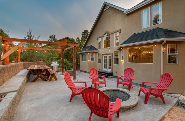 Hilltop Hideaway/Backyard Retreat/Huge Front deck/2 Fireplaces