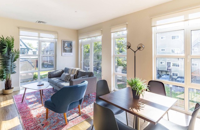 Hip 1BR Apartment in Austin Near MBTA & Parks