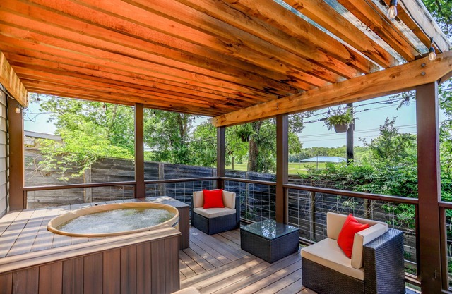 Hip East Austin, Cold/Hot Tub, Groups/Pets Welcome