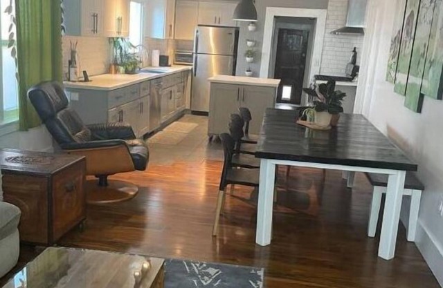 Hip & fun, cozy 2x1 mini-compound. Close 2 all!