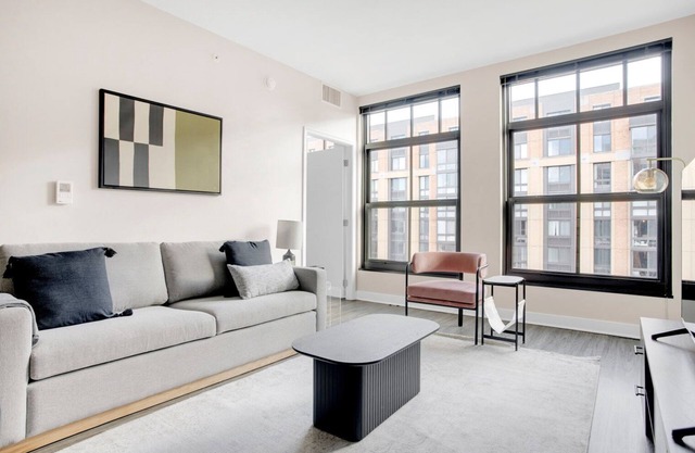 Hip Mount Vernon 1BR w/Pool & Gym, walk to Smithsonian, by Blueground